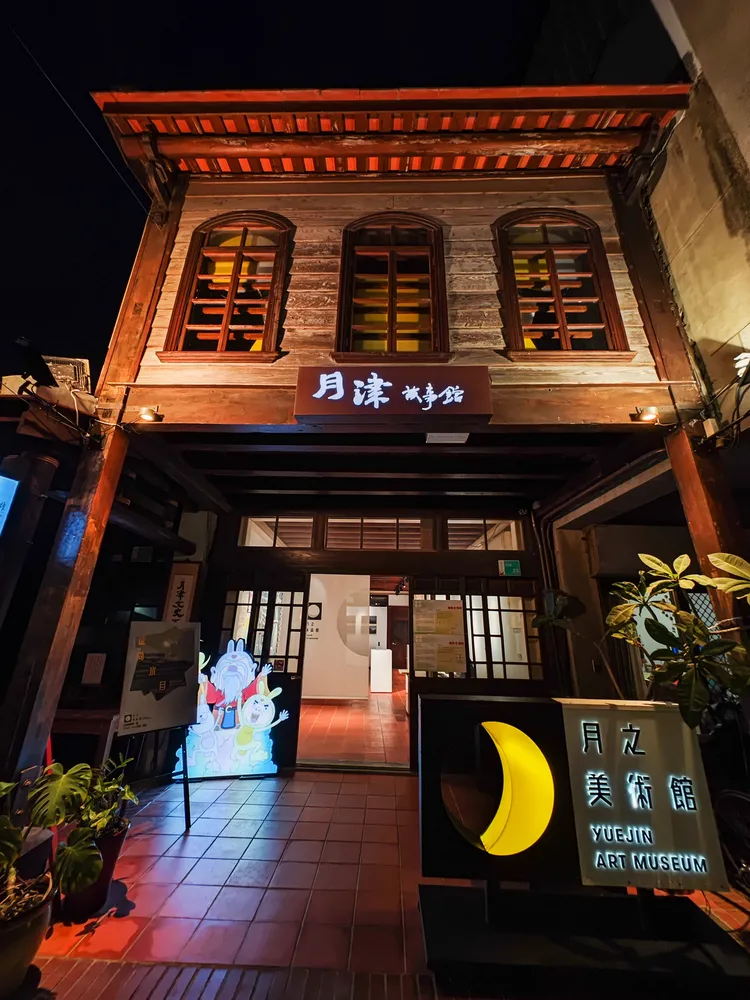 月之美術館門口燈箱除了厭世卻可愛的圖像角色IP、虛擬館員「兔大叔」，還多了初登場的虛擬館長「月老」。田欣雲攝