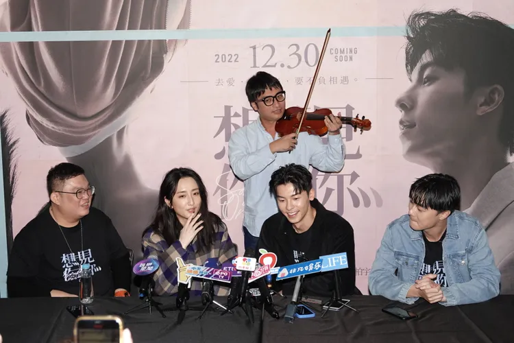 記者大哥拉小提琴，3位主演故作鎮定宣傳電影，笑翻全場。陳德興攝