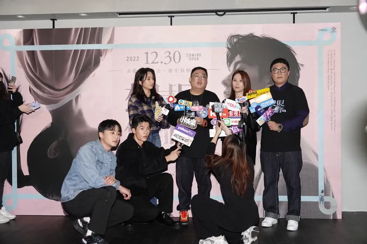 柯佳嬿（後排左）也幫忙拿麥牌當起記者姐姐。陳德興攝