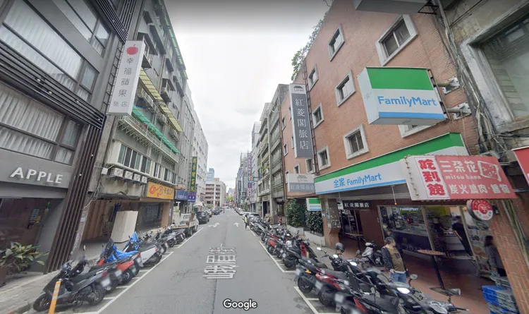 根據專家說法，峨眉街的中古大樓房價至少5、6字頭，出租市場表現亮眼投報率可超過2.5％，途經秀泰影城更是凝聚人潮，助宅剛需穩健帶動房價年漲1－2成。翻攝Google map