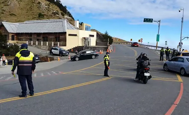 合歡山派有警員站崗疏導交通，請駕駛人務必配合。警方提供