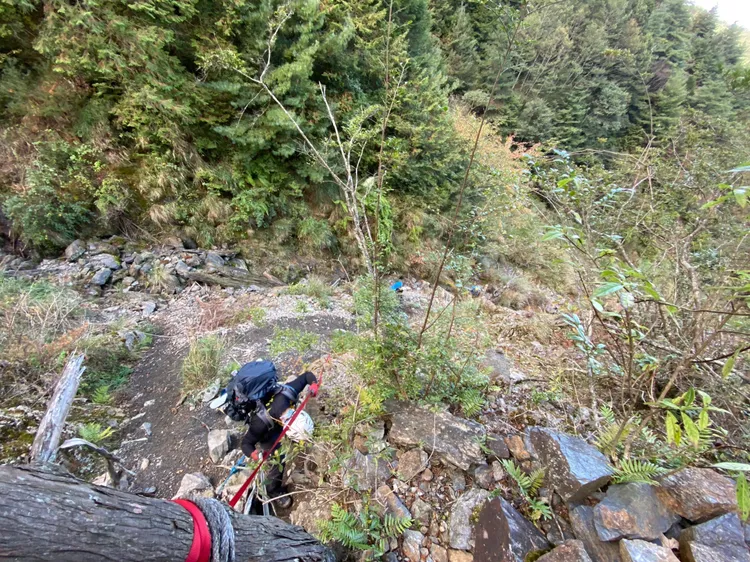 苗栗消防局和友軍搜救人員，頂著寒流在零度低溫下、惡劣地形環境搜尋失蹤男子。苗栗縣消防局提供