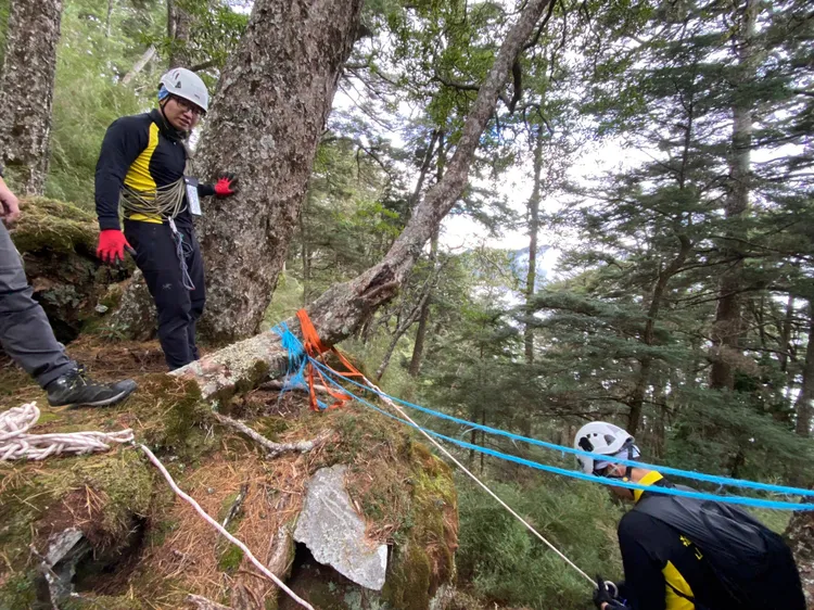苗栗消防局和友軍搜救人員，頂著寒流在零度低溫下，架繩索冒險搜尋失蹤男子。苗栗縣消防局提供