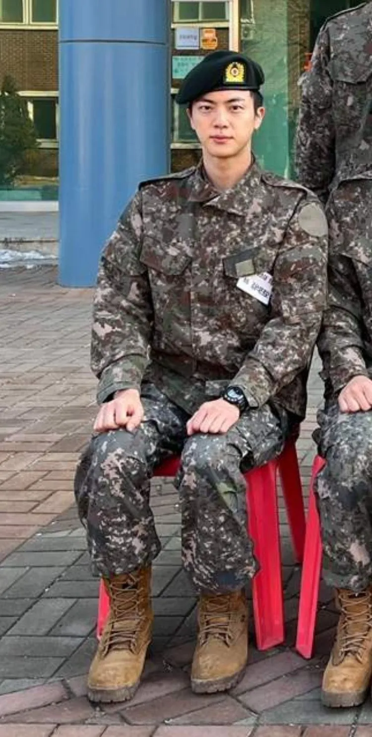 韓國軍方昨公開JIN穿著的軍裝的合照。翻攝naver