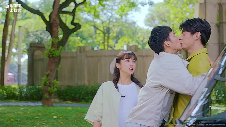 劇中吳念軒（左）不小心踩香蕉皮，迎面親上邱以太。衛視提供