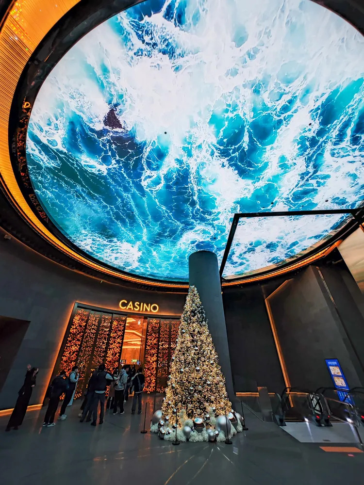 位於酒店2樓的「天城娛樂場」，光賭桌、遊戲機面積就將近5千平方公尺，一到門口，就能感受天花板那多媒體穹頂巨幕展現的驚人氣勢。田欣雲攝