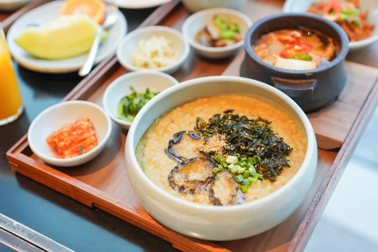 Pocha本地美食早餐提供鮑魚粥，一大早就能大啖海味，實在幸福。田欣雲攝