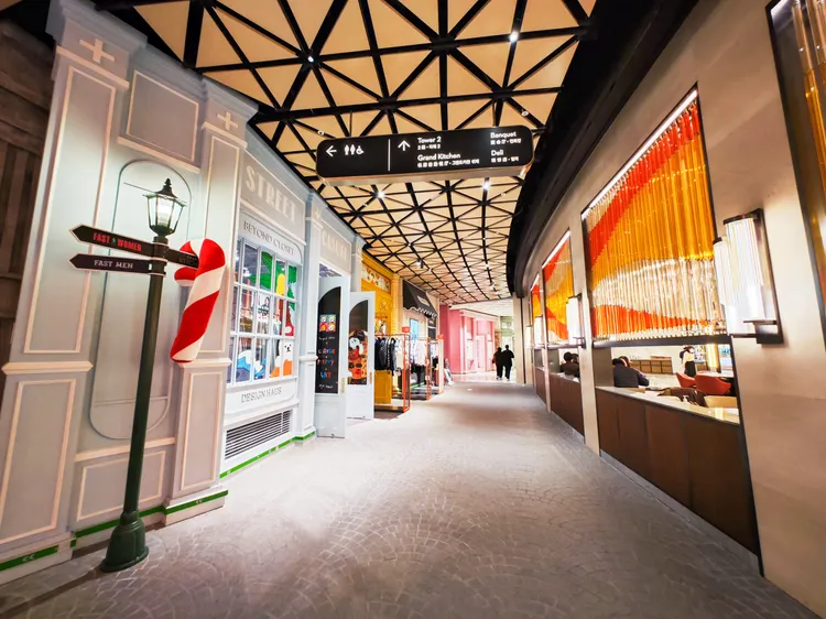 琳瑯滿目的店家，讓血拚客足不出酒店也能逛個過癮。田欣雲攝