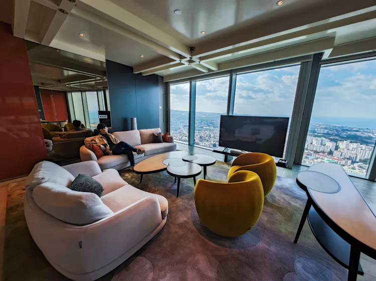 有基礎房型3倍大、約60坪（195平方公尺）的外交官套房，空間安排為客廳區、用餐區、臥房及浴室、按摩房。田欣雲攝