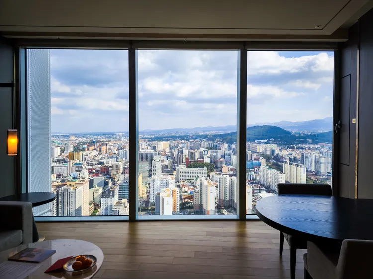 能俯瞰市景、遠眺山海的巨型落地景觀窗。田欣雲攝