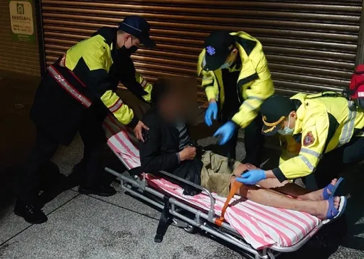 基隆男身體不適突癱軟　民眾見狀求助！警員緊急協助送醫