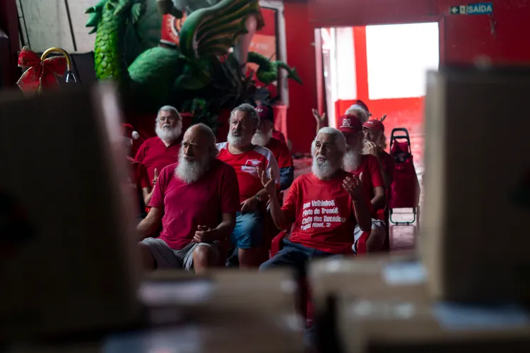 里約熱內盧的聖誕老人學校21日舉辦活動，發放「糧箱」給到場的「聖誕老人」們。法新社