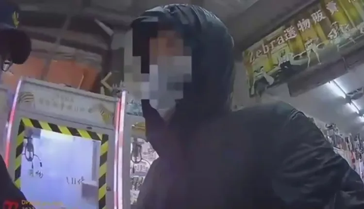 警方獲報後，立即趕往現場，發現李男正在竊取零錢。翻攝畫面