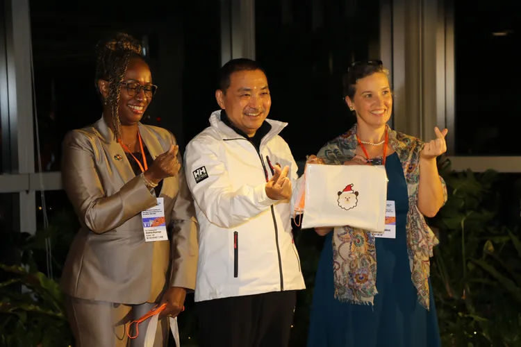 侯友宜市長贈送歡樂耶誕城圍巾給美國在臺協會孫曉雅Sandra Oudkirk處長（右）等大使   左為使節團團長聖文森及格瑞那丁大使柏安卓Andrea Bowman。新北市府提供