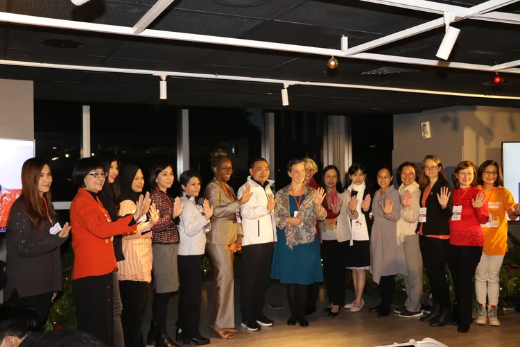 來自15國的大使、代表和商會等國際夥伴及新北市婦女團體  一起宣示「向暴力say NO」。新北市府提供