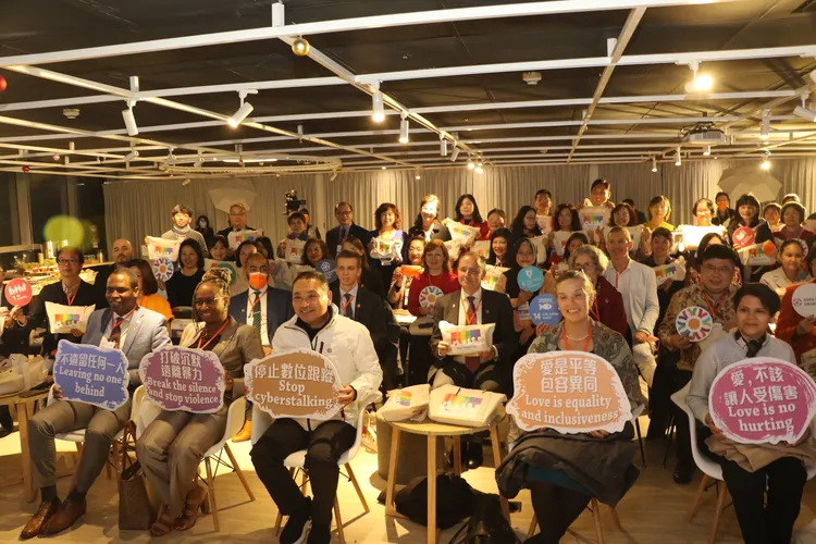 來自15國的大使、代表和商會等國際夥伴及新北市婦女團體  一起宣示「向暴力say NO」。新北市府提供