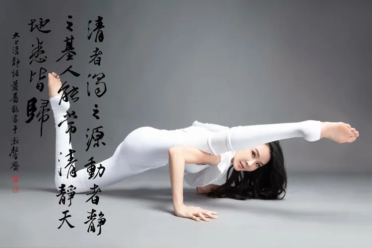 蕭薔為年曆展現極限式的瑜伽動作。珍世美學慈善基金會提供