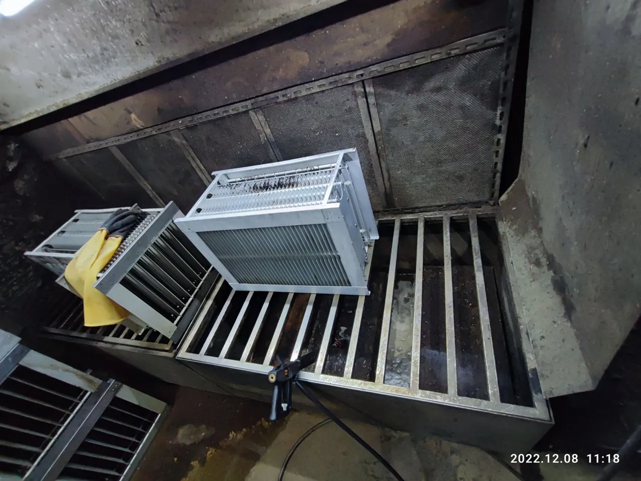 廠內進行靜電集塵板清洗作業。環保局提供