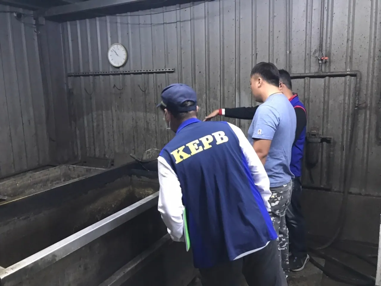 環保稽查人員會同該廠人員進廠稽查廠內作業浸泡區。環保局提供