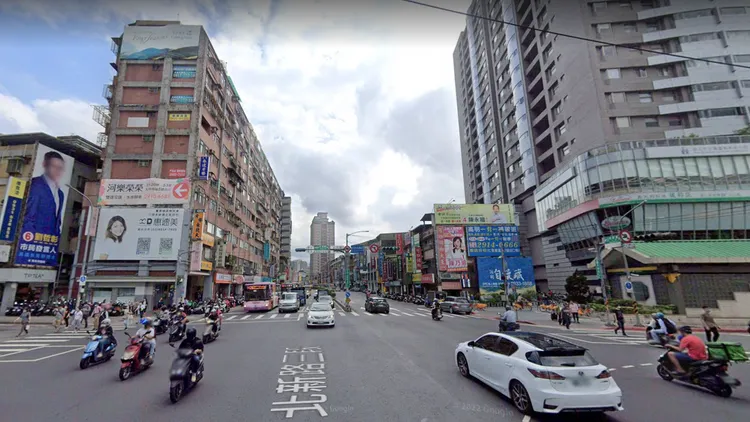 北新路三段屬於捷運大坪林站的核心生活圈，區域多為中古公寓及大樓，成交價從4到7字頭皆有，由於基期低買盤不乏台北客群。翻攝Google map