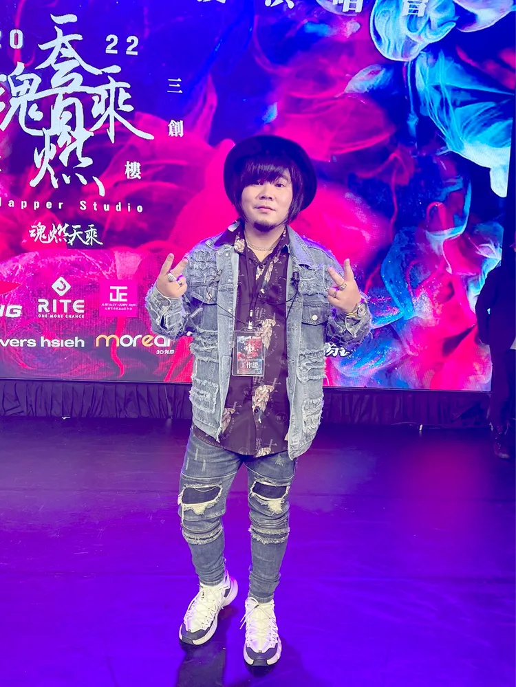 許君君。司徒提供