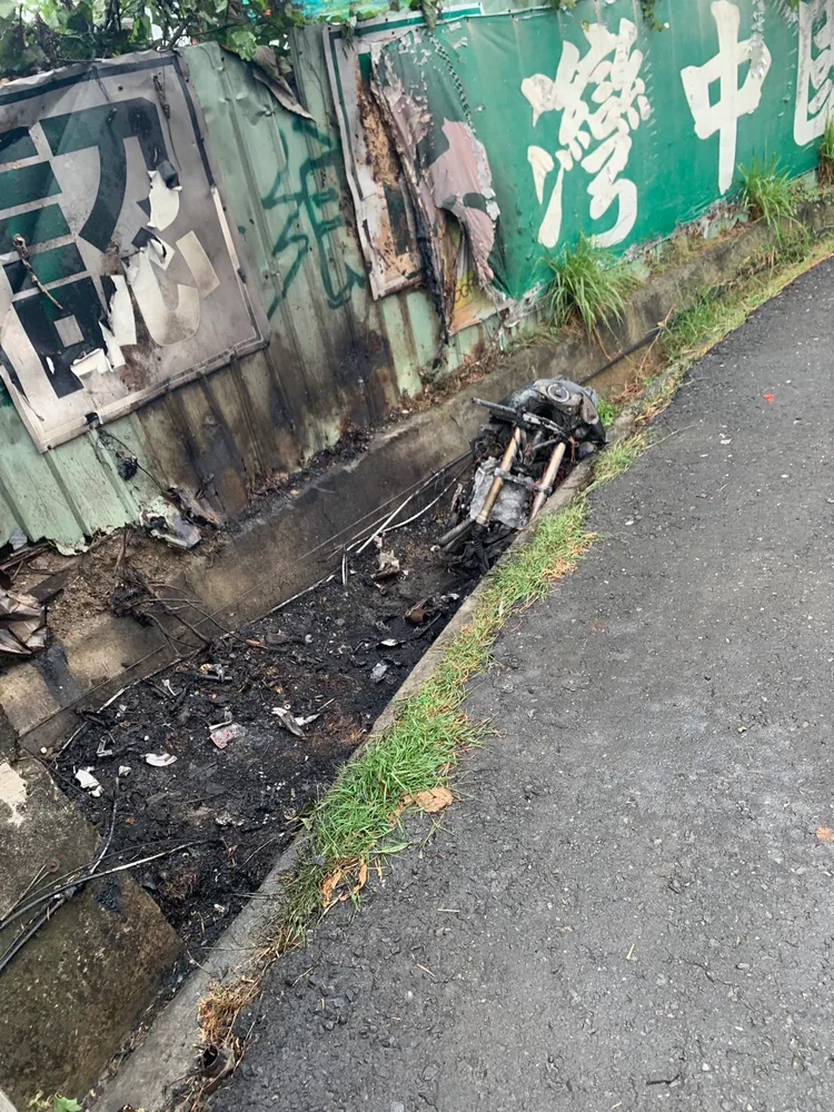 機車燒毀嚴重。民眾提供