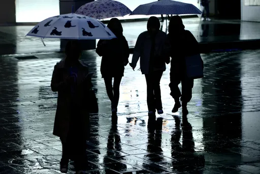 傘拿出來！4縣市大雨特報　寒流周末報到「這時間最冷」