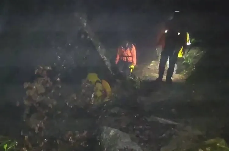 搜救人員慢慢將兩名傷者護送至登山口。民眾提供