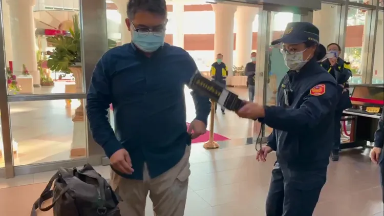 警方模擬進行金屬探測棒感應檢查。劉榮輝攝