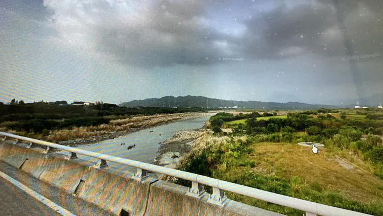 被告李男開車到名竹大橋北岸濁水溪邊撿拾漂流木。翻攝Google map