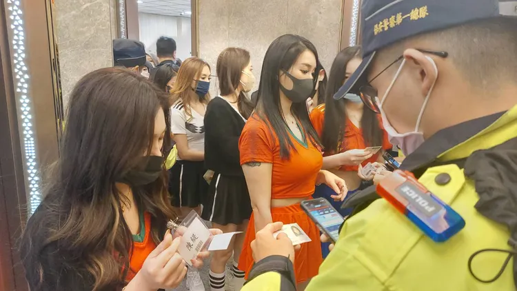 桃園警分局擴大臨檢。桃園警分局提供