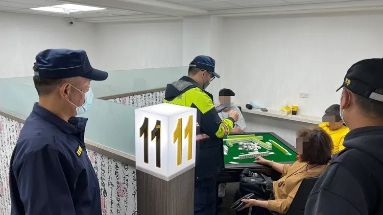 楊梅警分局長洪志明(左)帶隊清查博奕社。楊梅警分局提供
