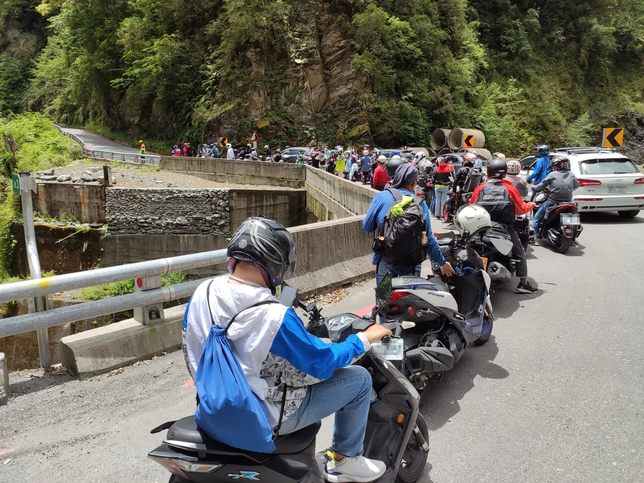 南橫公路沿途仍有工程維護,在等候開放通行時間,常大排長龍。羅琦文攝