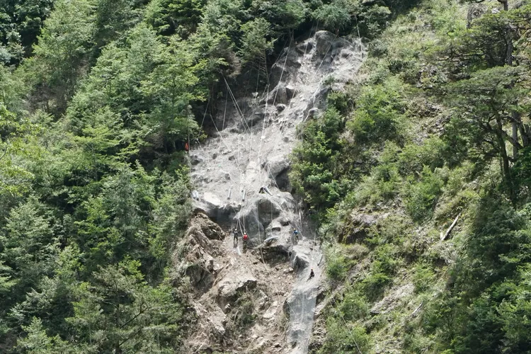 南橫公路沿途仍在工程維護。羅琦文攝