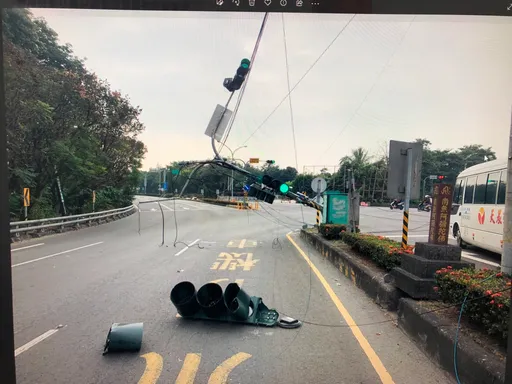 迷糊駕駛忘了頭上這根!貨車吊臂勾倒路燈桿 小客車險遭壓