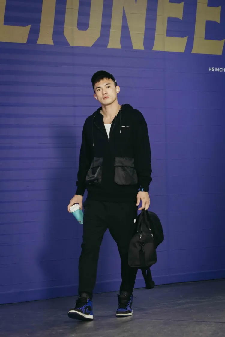 異材質拼接與層次色的表現，讓黑色連帽運動外套更有個性。品牌提供