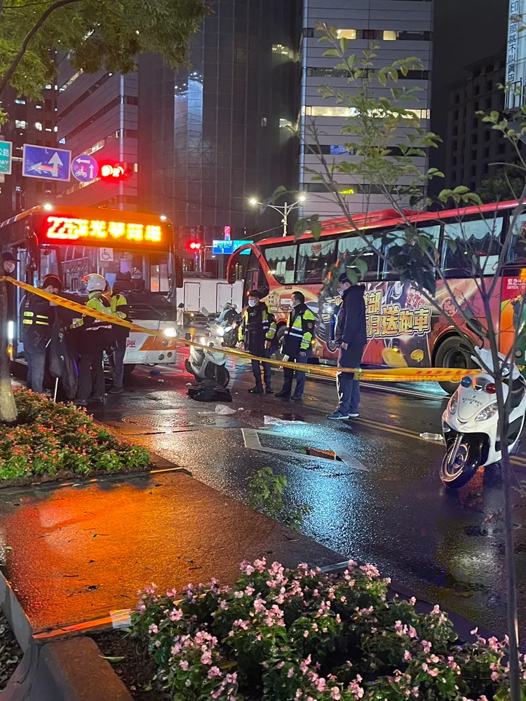 警方在肇事現場拉起封鎖線。翻攝畫面