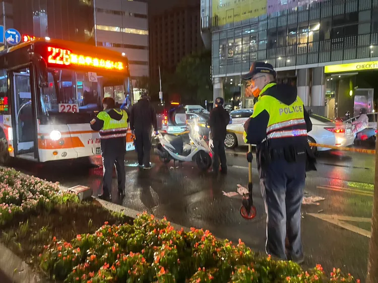 警方調查釐清肇事原因。翻攝畫面