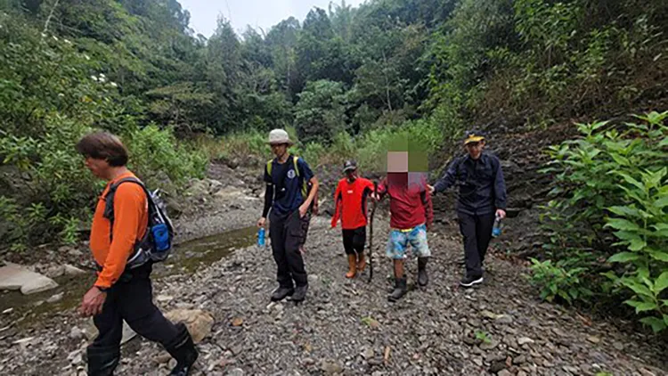 老翁在六龜山區被尋獲，所幸除了失溫未進食而較虛弱，並無大礙。讀者提供
