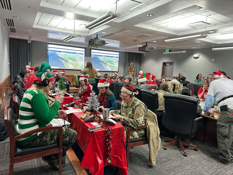 志工在平安夜協助接聽來自全球的詢問電話。翻攝NORAD Tracks Santa臉書