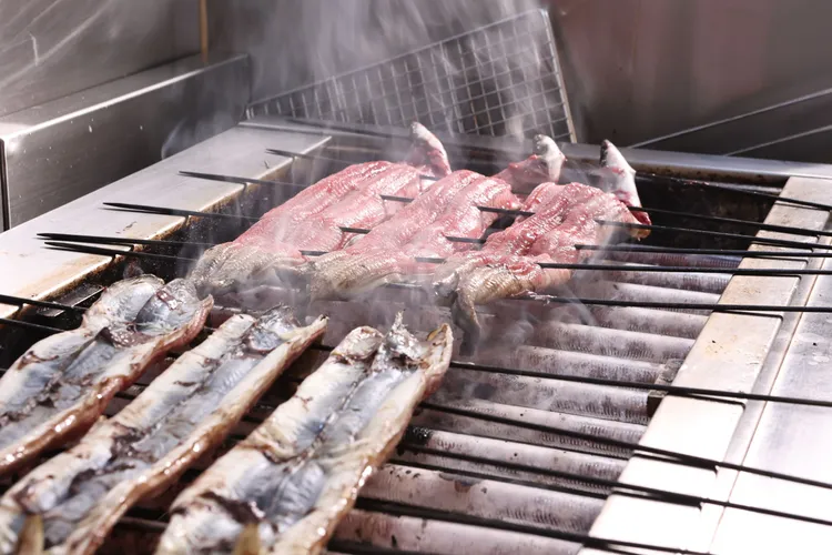 小倉屋主打是白燒鰻，是用新鮮鰻魚直接烤，由生到熟的全火烤。翁玉信攝