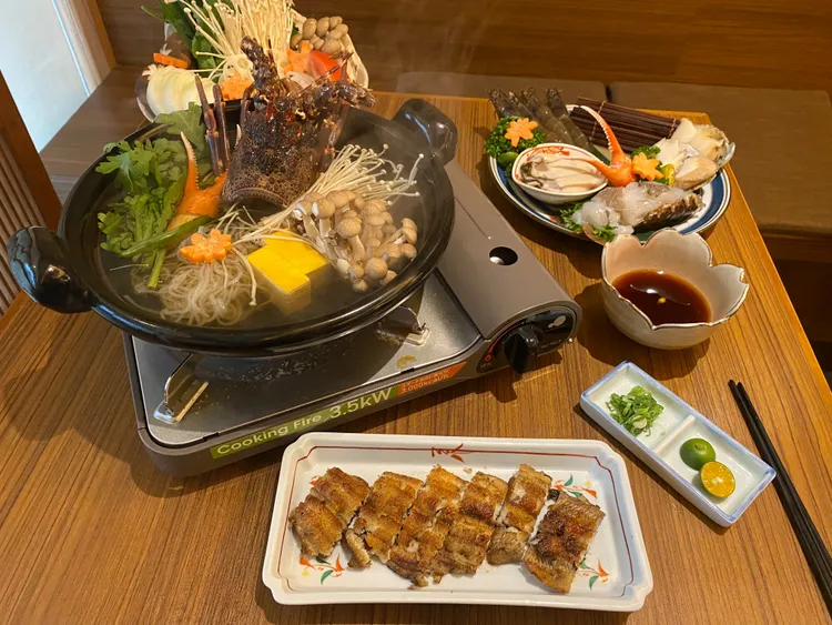 白燒鰻海鮮涮涮鍋，雙人份售價2560元，服務費10%另計，鰻料小食堂限定。資料照