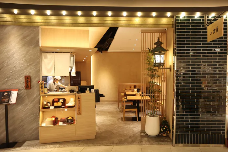 新大直店鰻料小食堂，廚房採開放式設計。翁王信攝