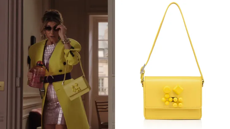 劇中飾演艾蜜莉上司的美國女星Kate Walsh（左，翻攝Netflix），拎出有寶石造型搭扣的搶眼Christian Louboutin手袋；Carasky亮黃色肩背包（右，品牌提供），7萬2000元。