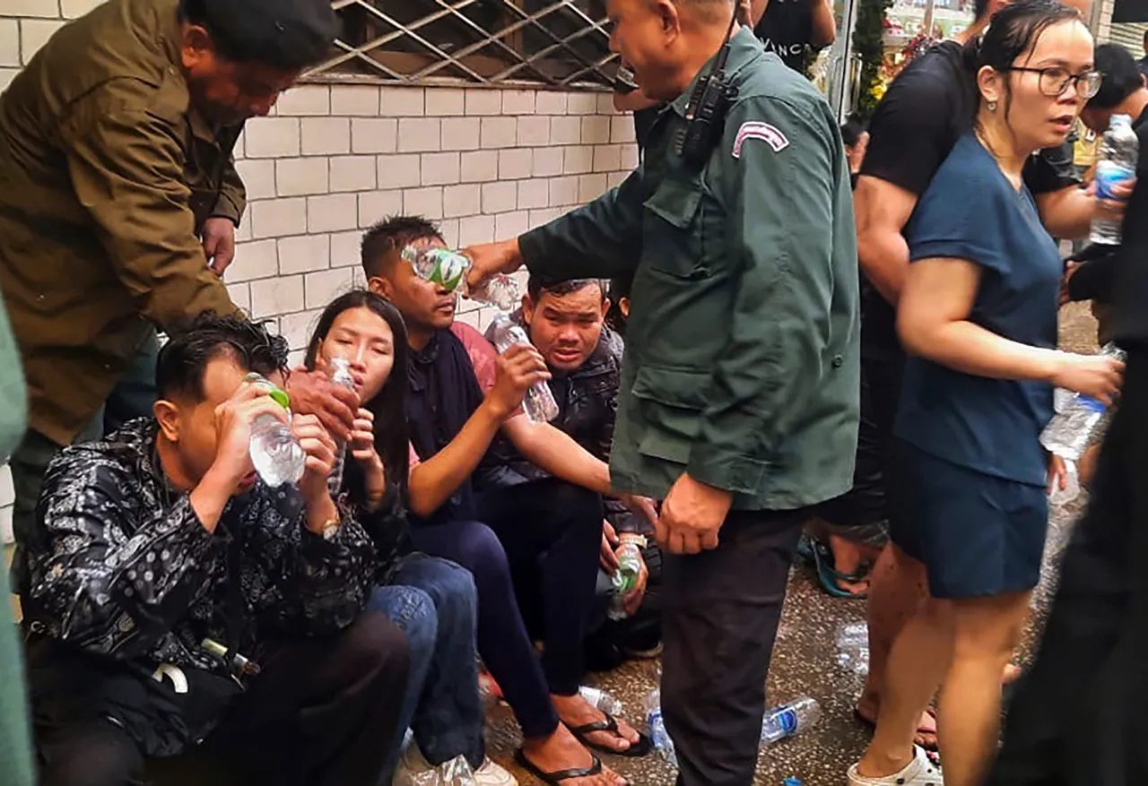柬埔寨媒体画面显示,获救的幸存者在路边喘息,柬埔寨警方提供饮水。美联社