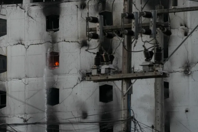 天亮之後，飯店高樓層房間內仍可見火勢。路透社