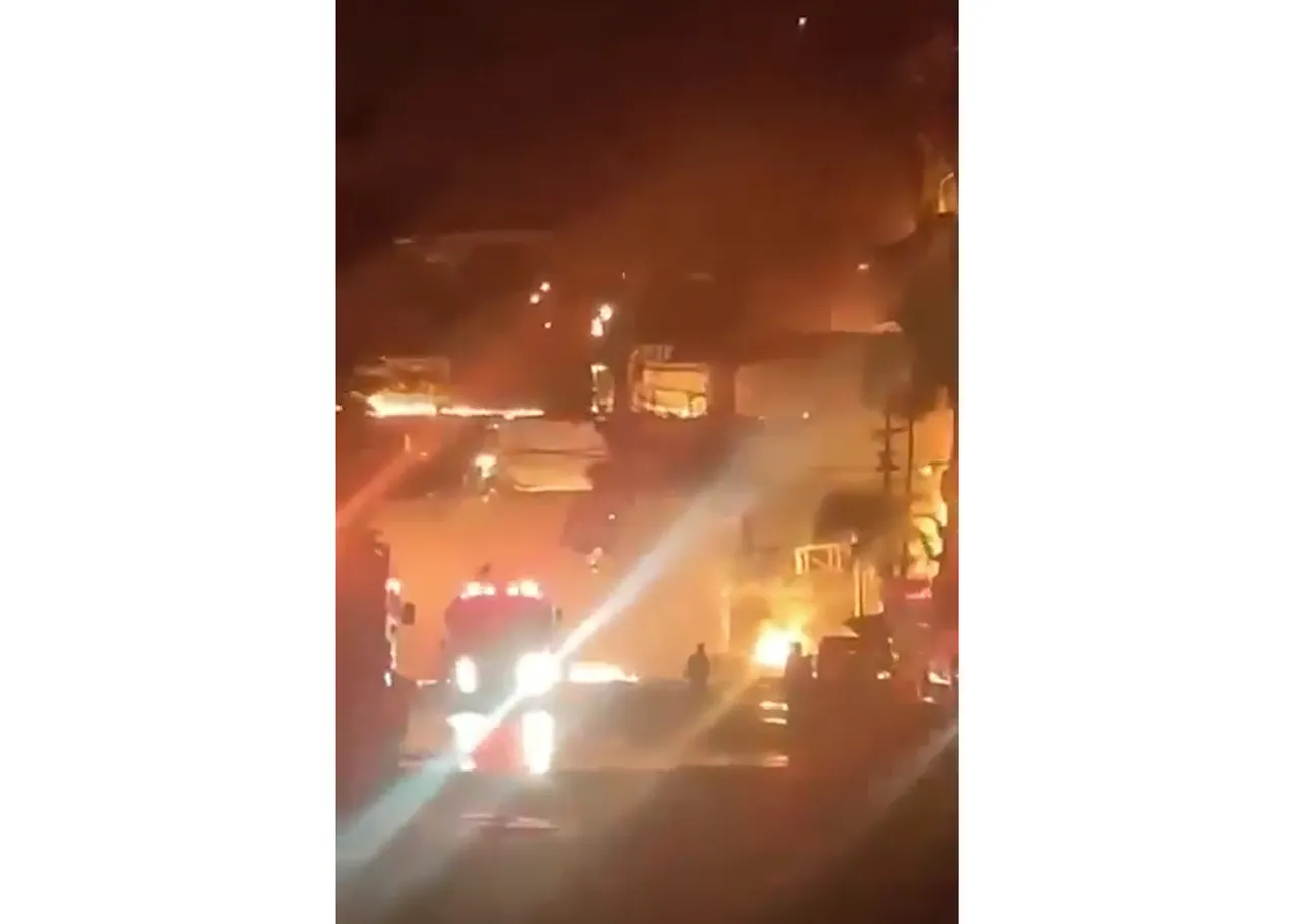 泰国救难组织提供昨夜赌场饭店大火景象,熊熊火光十分骇人。美联社