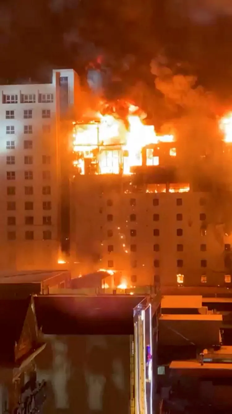 這場大火燒了一整夜，飯店高樓層也陷入火海。路透社