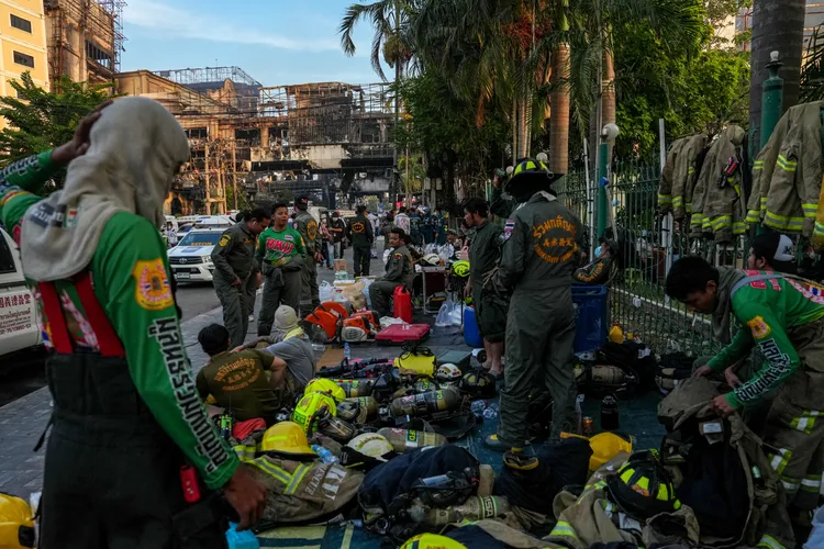 消防人員疲累但持續輪番投入救災。路透社