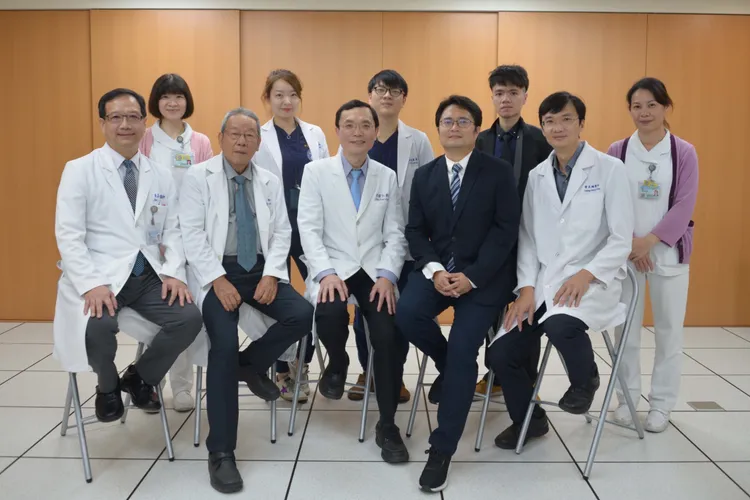 高醫外科部長郭耀仁(前排中)與金屬工業中心組長曾俊傑(前排右二)的研究團隊，開發出全球第一款具組織切除勻吸取裝置系統，榮獲國內外三大獎。高醫提供